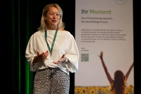 Angela Homfeldt spricht auf einer Bühne