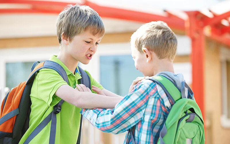 Zwei Kinder streiten sich und werden dabei handgreiflich.