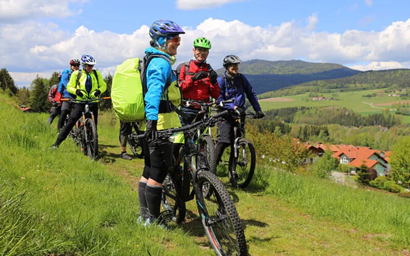 Beim Slow Travel setzt diese Gruppe Mountainbiker aufs Fahrrad und verreist so klimafreundlich.