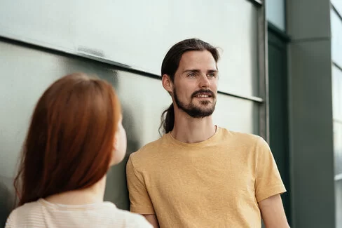 Ein junger Mann steht mit einer Frau an der Wand und blickt nachdenklich in die Ferne. Die AOK unterstützt Sie mit Informationen bei der Entscheidung für oder gegen die Organspende.