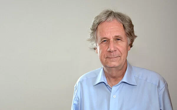 Porträt von Prof. Dr. François Höpflinger, Mitglied der akademischen Leitung des Zentrums für Gerontologie an der Universität Zürich.