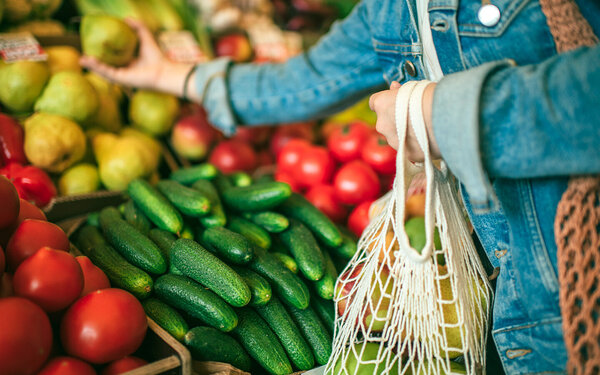 Obst und Gemüse mit sekundären Pflanzenstoffen im Supermarktregal.