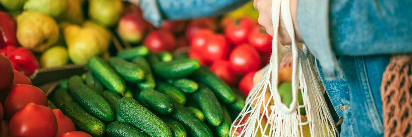 Obst und Gemüse mit sekundären Pflanzenstoffen im Supermarktregal.