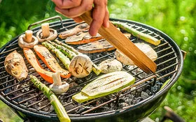 Statt Fleisch lässt sich auch Gemüse perfekt auf dem Rost grillen