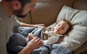 Mit dem Norovirus stecken sich vor allem Kinder unter 5 Jahren und ältere Menschen an.