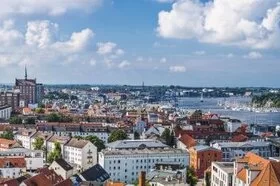 Zu sehen ist ein Panoramabild der Skyline von Potsdam bei sonnigem Wetter.