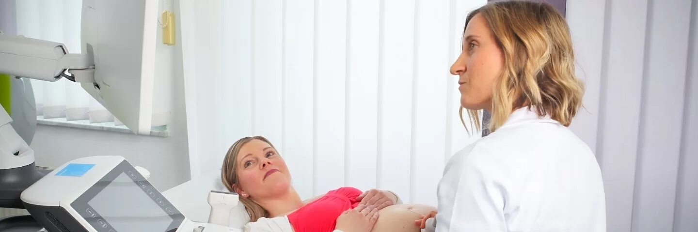 Frauenärztin Sandra Pfingsten führt eine Ultraschalluntersuchung durch.