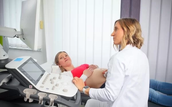 Frauenärztin Sandra Pfingsten führt eine Ultraschalluntersuchung durch.