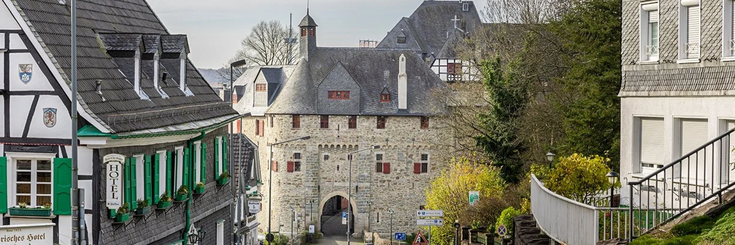Historisches Gebäude in Solingen, Deutschland, bei strahlendem Herbstsonnenschein