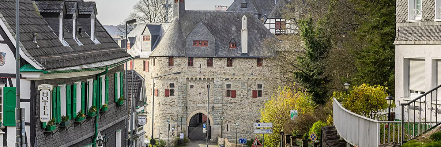 Historisches Gebäude in Solingen, Deutschland, bei strahlendem Herbstsonnenschein