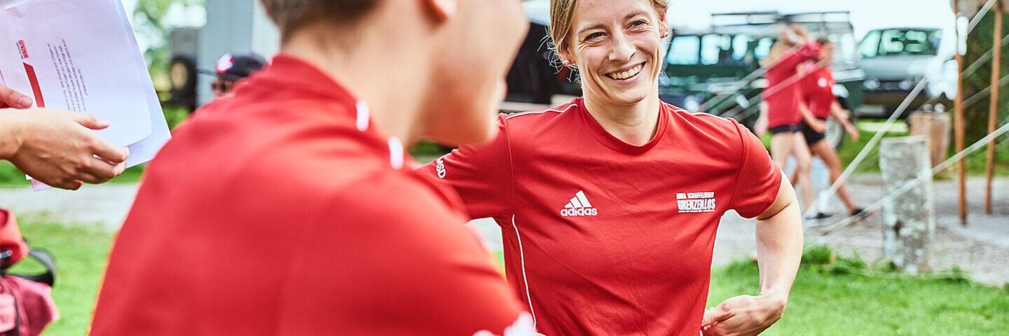 Anna Schaffelhuber bei ihrer Arbeit in einem ihrer "Grenzenlos-Camps".