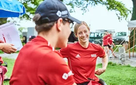 Anna Schaffelhuber bei ihrer Arbeit in einem ihrer "Grenzenlos-Camps".