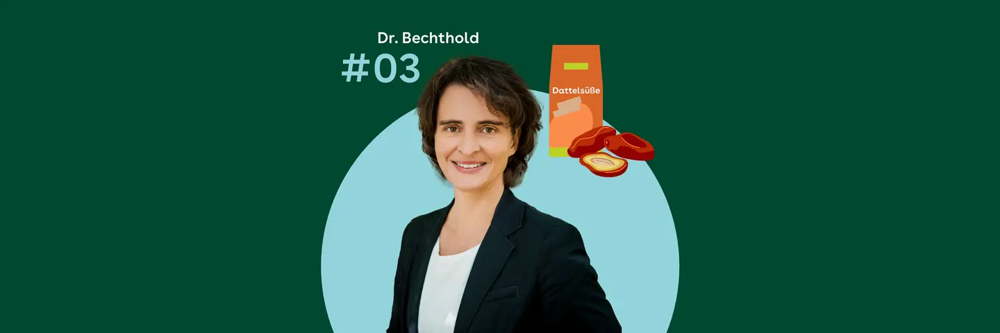 Dr. Angela Bechthold steht vor einem grünen Hintergrund. Rechtes daneben sind eine orangefarbene Verpackung mit der Aufschrift Dattelsüße und mehrere halbierte Datteln zu sehen.