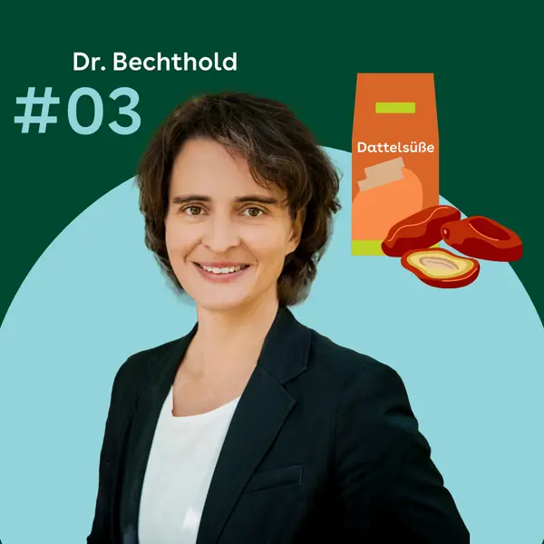 Dr. Angela Bechthold steht vor einem grünen Hintergrund. Rechts daneben sind eine orangefarbene Verpackung mit der Aufschrift Dattelsüße und mehrere halbierte Datteln zu sehen.