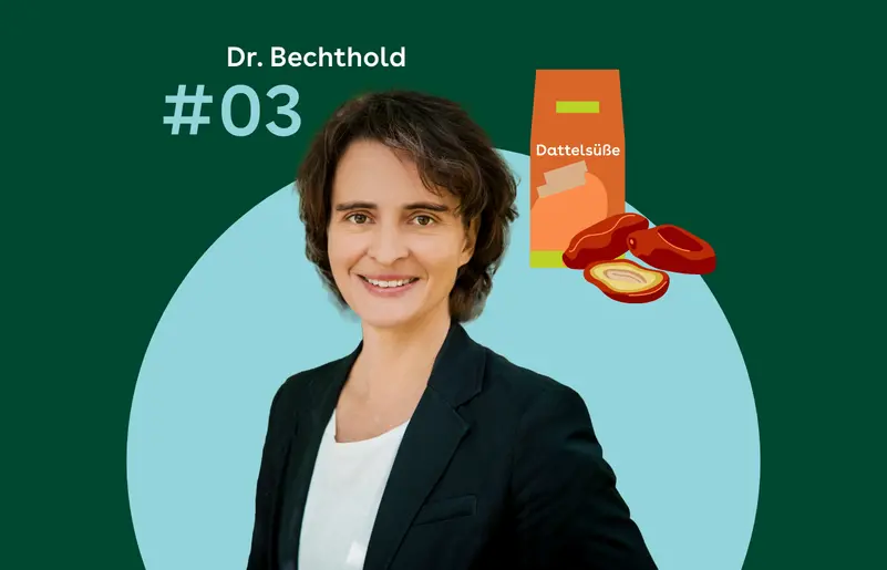 Dr. Angela Bechthold steht vor einem grünen Hintergrund. Rechtes daneben sind eine orangefarbene Verpackung mit der Aufschrift Dattelsüße und mehrere halbierte Datteln zu sehen.