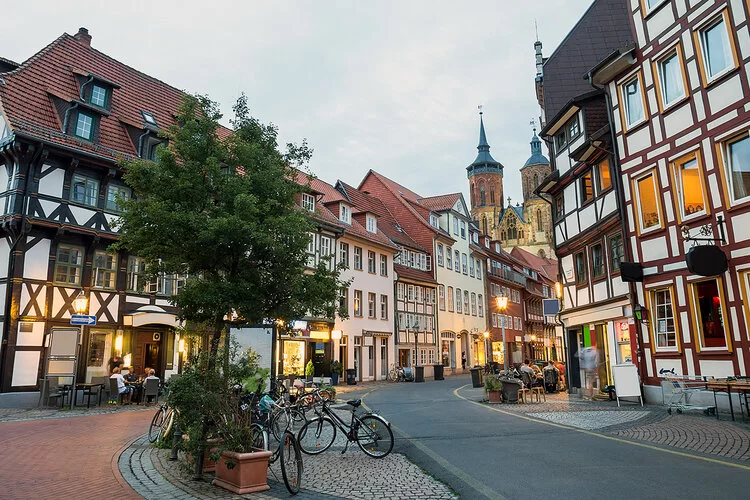 Göttingen, historische Altstadt am Abend.