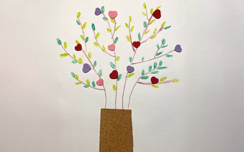 Eine Zeichnung eines mit Herzen verzierten Blumenstraußes in vielen Farben.
