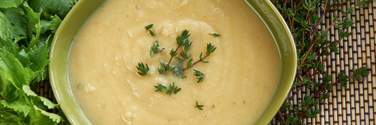 Apfel-Sellerie-Suppe in einer grünen Schale.