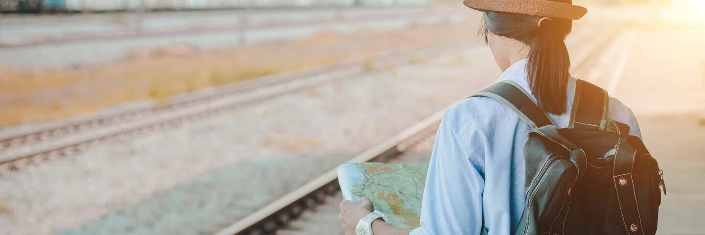 Slow Travel bedeutet für diese junge Frau, mit der Bahn anstelle eines Flugzeugs zu verreisen.