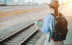Slow Travel bedeutet für diese junge Frau, mit der Bahn anstelle eines Flugzeugs zu verreisen.