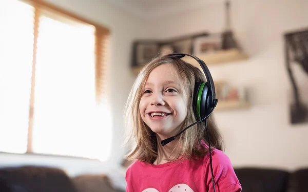 Junges Mädchen trägt ein Headset