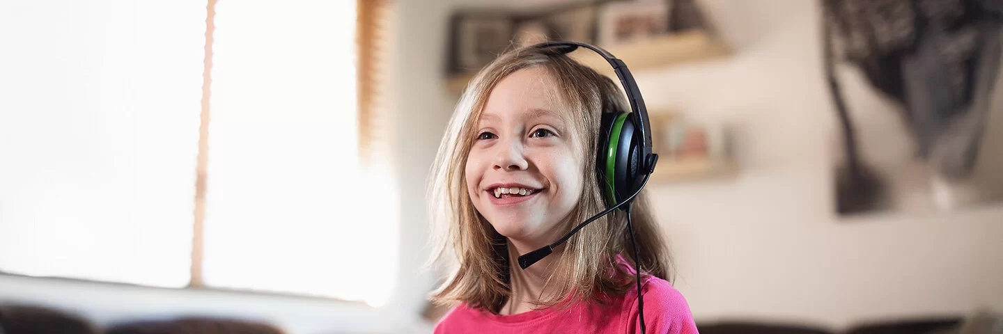 Junges Mädchen trägt ein Headset