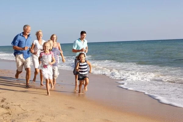 Familie läuft am Strand