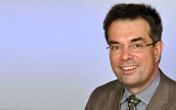 Porträt von Prof. Dr. med. Andreas Fallgatter, Ärztlicher Direktor der Klinik für Psychiatrie und Psychotherapie am Universitätsklinikum Tübingen.