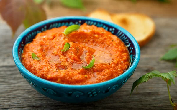 Hausgemachter Paprika-Dip mit frischem Basilikum