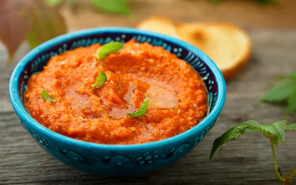 Hausgemachter Paprika-Dip mit frischem Basilikum