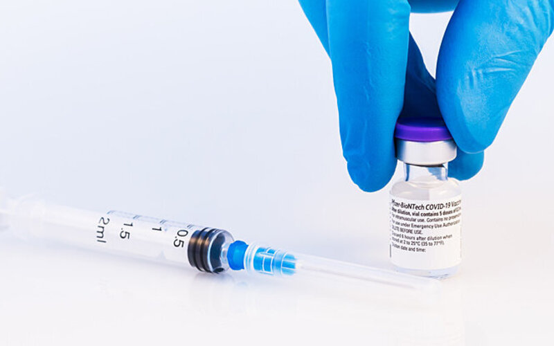 Arzt hält mRNA-Impfstoff für eine Impfauffrischung bereit.