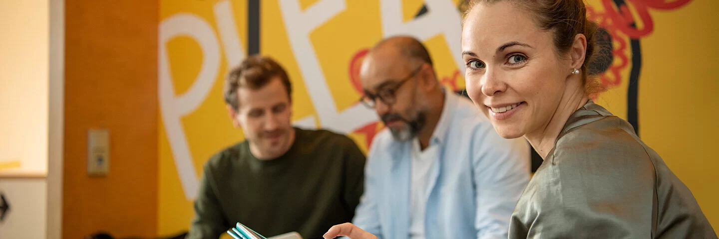 Eine junge Frau füllt ein Formular auf ihrem Tablet aus.