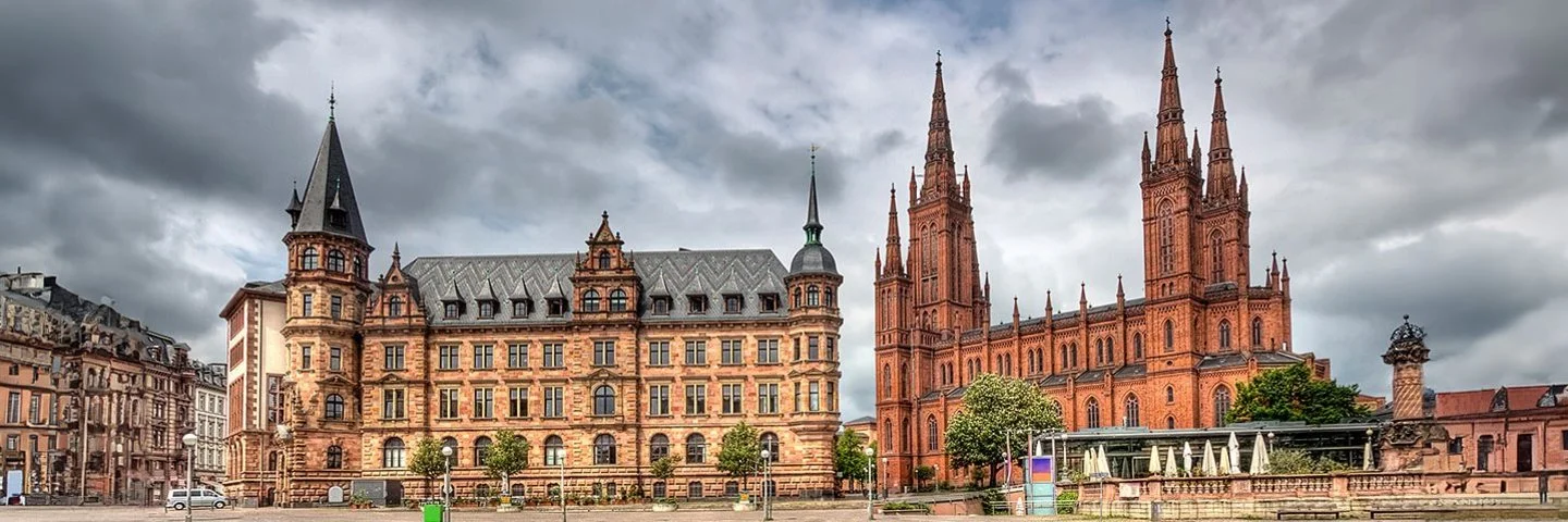 Rathaus und Marktkirche der Stadt Wiesbaden.