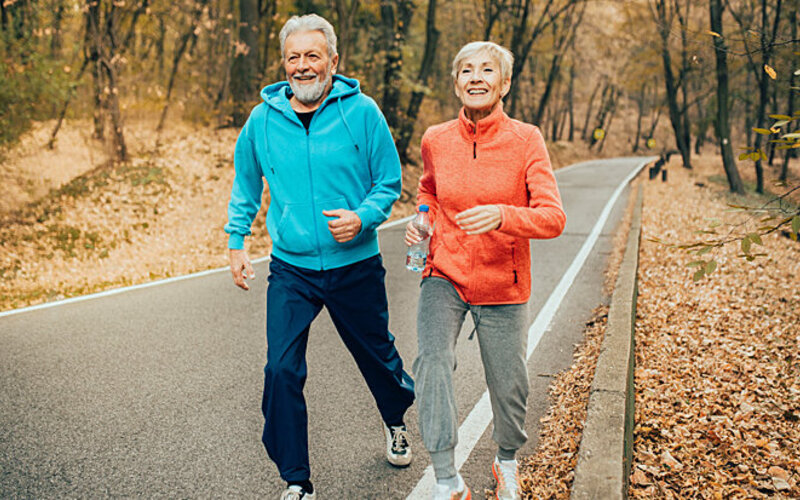 Älteres Paar joggt gemeinsam, um Krankheiten wie Arteriosklerose vorzubeugen.