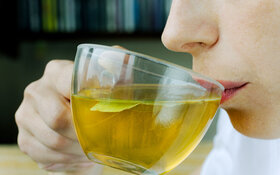 Frau trinkt grünen Tee, um Krebs vorzubeugen.