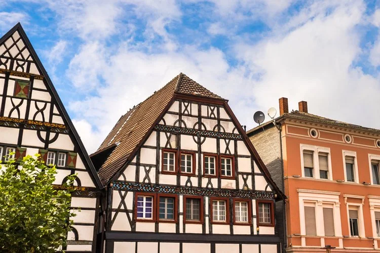 Fachwerkhäuser stehen am Marktplatz der Kreisstadt Unna.