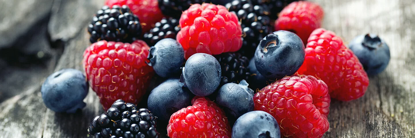 Verschiedene Beeren auf einem Holztisch