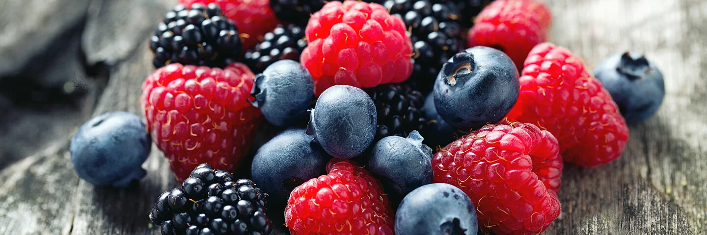 Verschiedene Beeren auf einem Holztisch