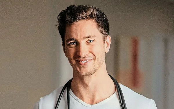 Porträt des Medfluencers Doc Felix Berndt.