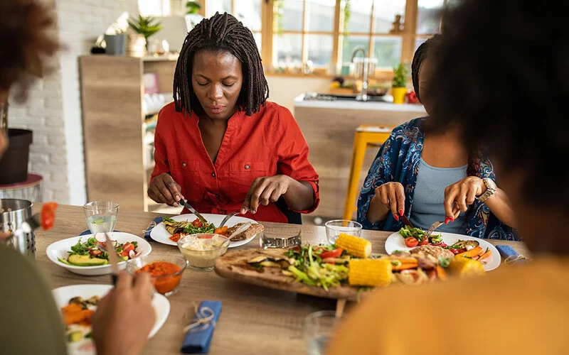 Freunde frühstücken zusammen ausgewogen und gesund.