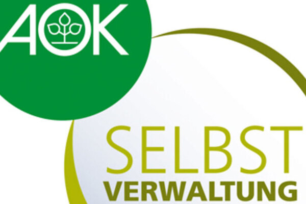Das Bild zeigt das Logo des Tags der Selbstverwaltung 2018. In grüner Schrift steht dort: "Selbstverwaltung". Darüber sieht man ein kleines AOK-Logo.