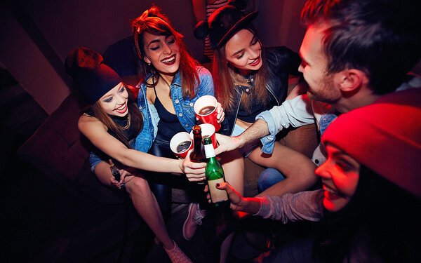 Gruppe junger Menschen beim Binge-Drinking.