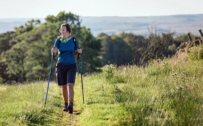 Eine Frau betreibt Nordic Walking – dies kann Krampfadern vorbeugen.