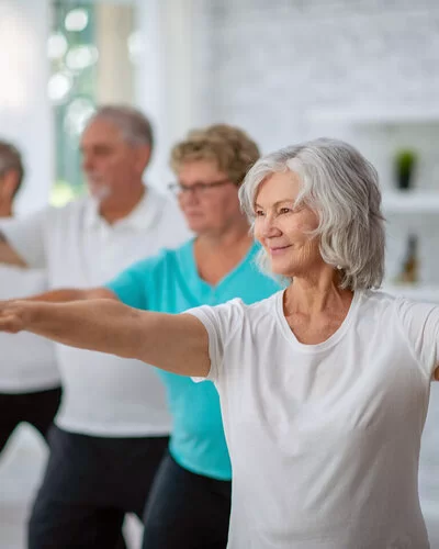 Osteoporose-Übungen, die im Kurs gezeigt werden, eignen sich auch für zuhause.