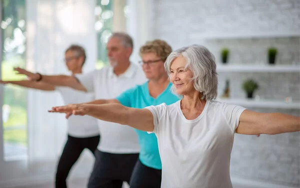 Osteoporose-Übungen, die im Kurs gezeigt werden, eignen sich auch für zuhause.