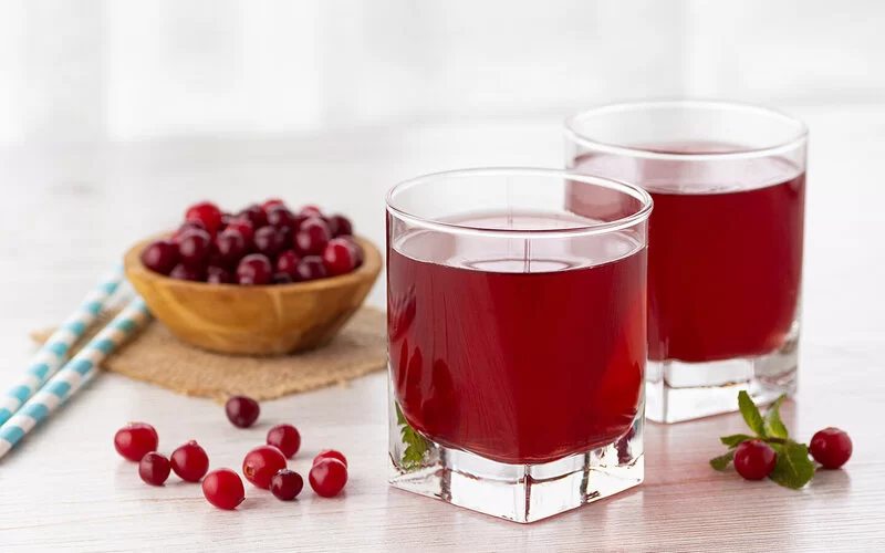 Gesunde Cranberry: Zwei Gläser gefüllt mit Cranberrysaft.