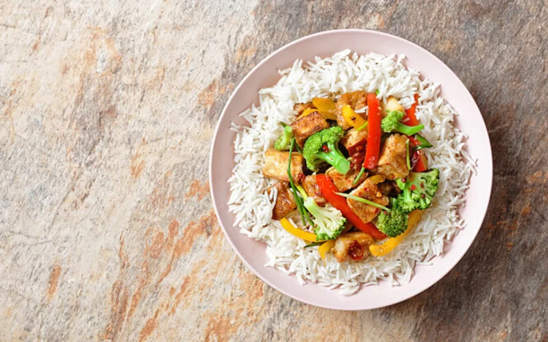 Hähnchen-Curry lässt sich mit Basmatireis auch glutenfrei zubereiten.