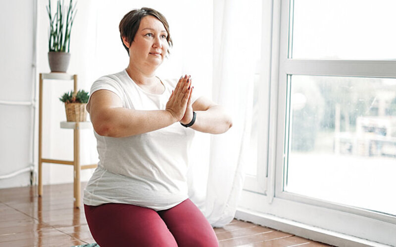 Eine Frau macht Meditation und Yoga gegen ihre innere Unruhe.