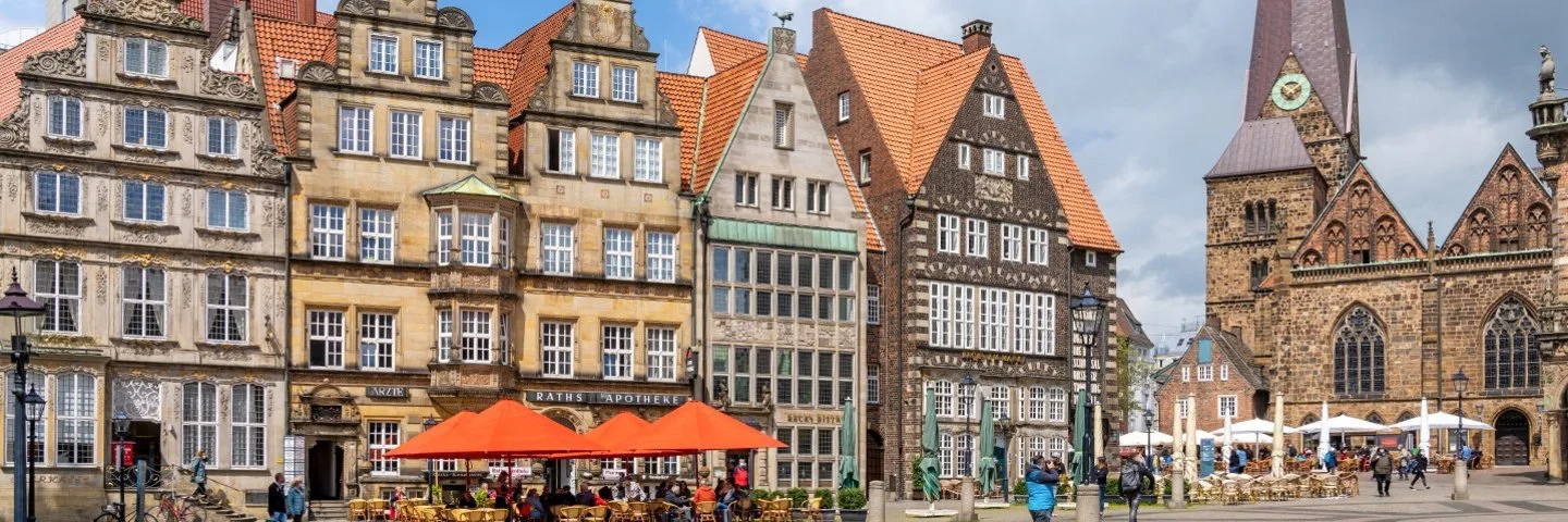 Bunte alte Zunfthäuser auf dem Marktplatz in der historischen Bremer Altstadt mit der Liebfrauenkirche dahinter
