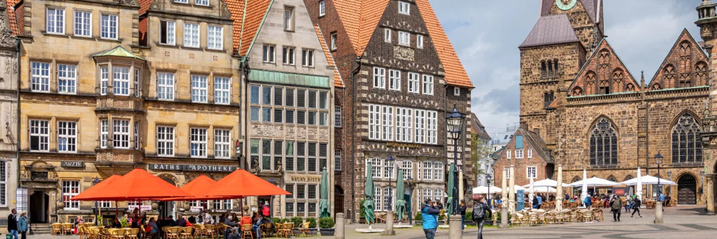 Bunte alte Zunfthäuser auf dem Marktplatz in der historischen Bremer Altstadt mit der Liebfrauenkirche dahinter